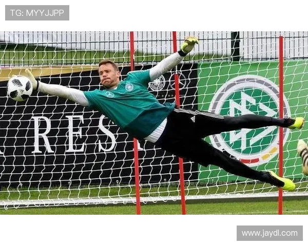 诺伊尔：从守门员到传奇，足球场上的不屈精神与辉煌历程